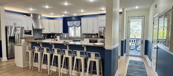 In the Heart of Fripp Isl. Short walk to Beach, Hot tub, cards avail, sleeps 31!