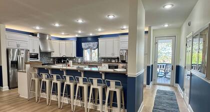 In the Heart of Fripp Isl. Short walk to Beach, Hot tub, cards avail, sleeps 31!