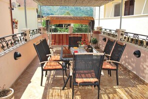 Outdoor dining - Chic & Sleek Apartments in Kotor - Studio Apartment Ground Floor (Kotor)
