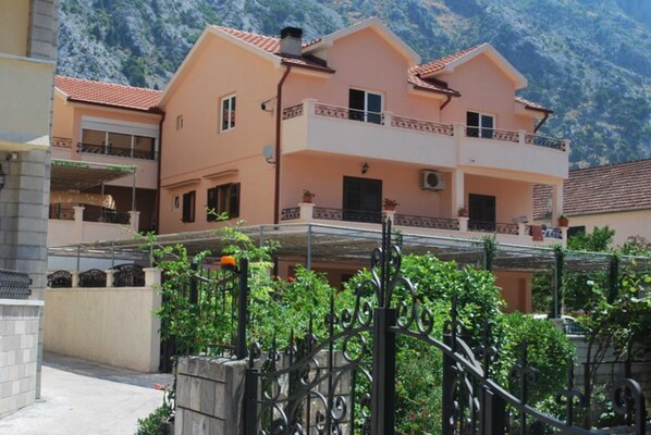 Exterior - Chic & Sleek Apartments in Kotor - Studio Apartment Ground Floor (Kotor)