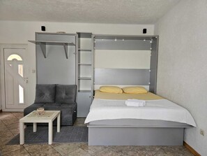 Iron/ironing board, WiFi, bed sheets
