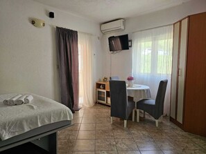 Iron/ironing board, WiFi, bed sheets