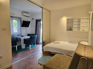 Tabla de planchar con plancha, wifi y ropa de cama 