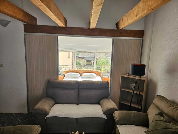 1 habitación, tabla de planchar con plancha, internet y ropa de cama 