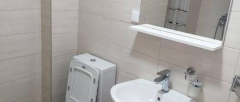 Douche, sĂšche-cheveux, serviettes fournies