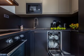 Kühlschrank, Mikrowelle, Ofen, Herdplatte