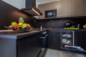 Kühlschrank, Mikrowelle, Ofen, Herdplatte