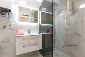 Dusche, Haartrockner, Handtücher