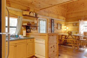 Fridge, microwave, stovetop, dishwasher - 3 Mi to Pigeon Forge: Cute Mtn Cabin + Hot Tub (Pigeon Forge)