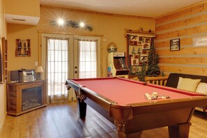 Games room - 3 Mi to Pigeon Forge: Cute Mtn Cabin + Hot Tub (Pigeon Forge)