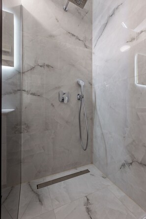 Een douche, een haardroger, handdoeken