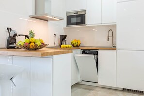 Fridge, microwave, oven, stovetop - Three Bedroom Apartment with Balcony (Zadar)