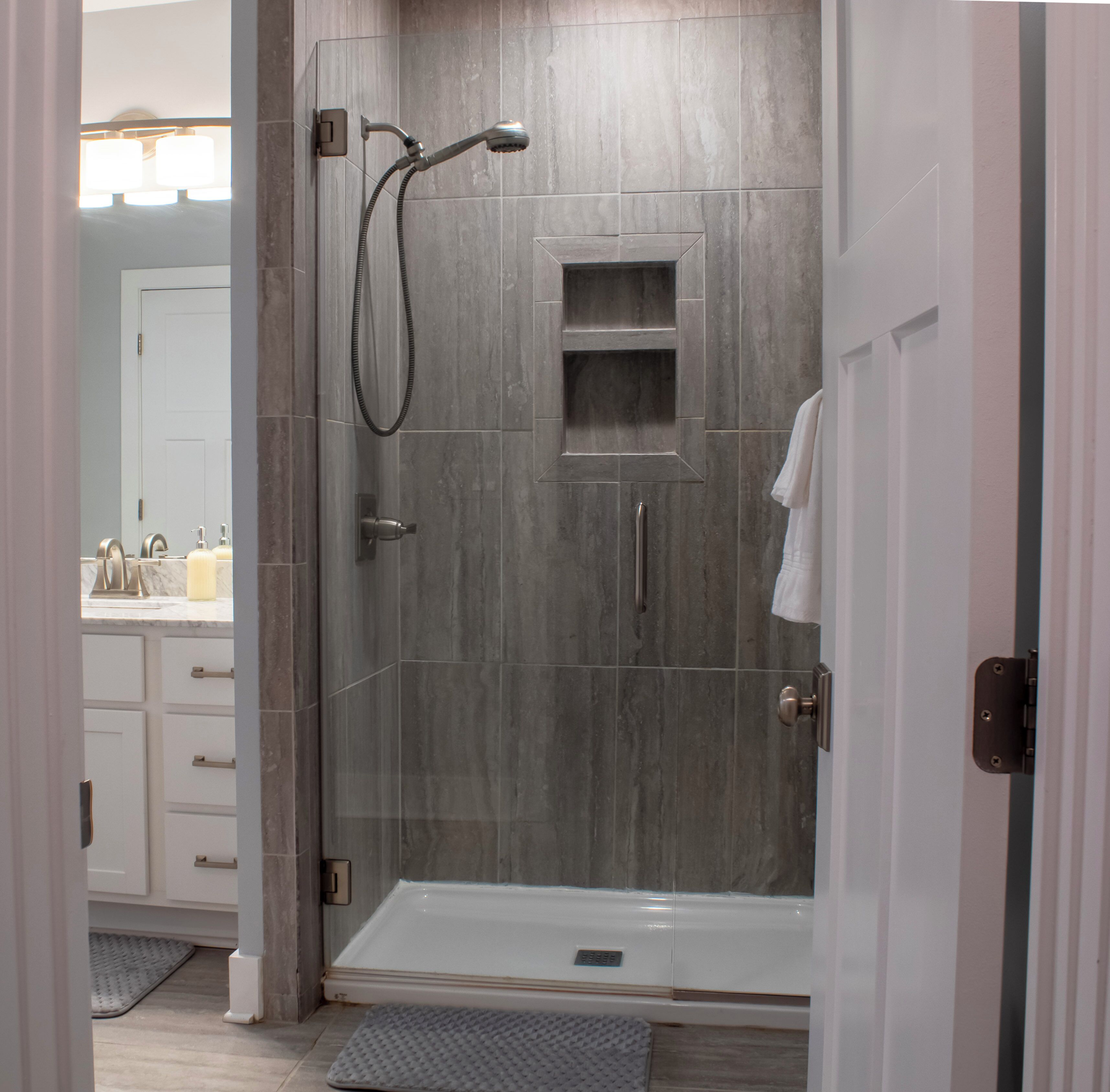 Douche, sèche-cheveux, serviettes fournies, papier toilette