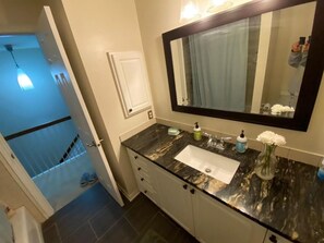 Serviettes fournies, savon, papier toilette