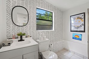 Bruser, hårtørrer, håndklæder, Sæbe