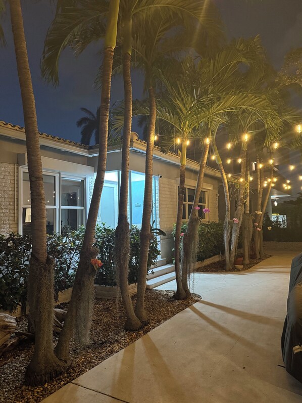 Terrace/patio - New! Charming 3-bed modern beach house with beautiful garden (Surfside)