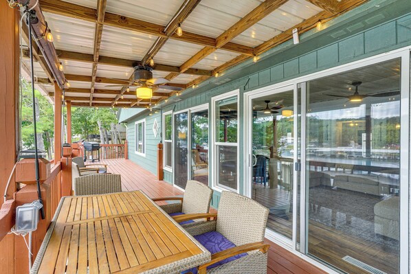 Outdoor dining - Central Waterfront Home w/ Dock in Lake Ozark! (Lake Ozark)