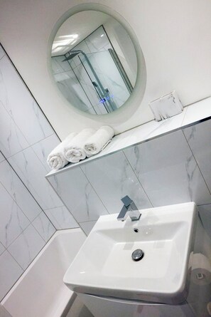 Dusj, håndklær, såpe og toalettpapir