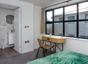 2 bedrooms, desk, free WiFi, bed sheets - Seaside Stay - Ramsgate Flat- New Build, Underfloor Heating, Prime Location,WIFI (Ramsgate)