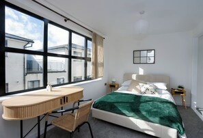 2 bedrooms, desk, free WiFi, bed sheets - Seaside Stay - Ramsgate Flat- New Build, Underfloor Heating, Prime Location,WIFI (Ramsgate)