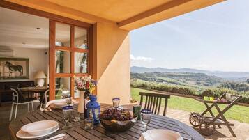 House, 2 Bedrooms, Smoking, Private Pool | Dining room