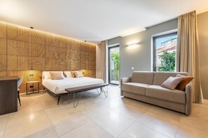 TV - Karalin Sonnino Quadruple Suite with Balcony (Cagliari)