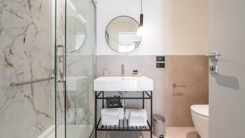 SĂšche-cheveux, serviettes fournies