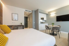 1 habitación, escritorio, tabla de planchar con plancha y wifi gratis 