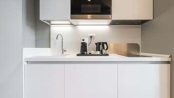 Réfrigérateur, micro-ondes, plaque de cuisson