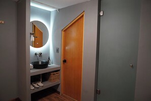 Doppelzimmer, Blick auf den Innenhof | Badezimmer