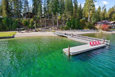 Beautiful Waterfront Cabin with a Hot Tub & Sauna