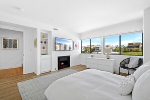 2 bedrooms, desk, iron/ironing board, free WiFi - Sunny & Modern Home In Venice Beach! (Marina del Rey)