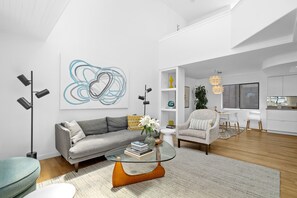 Smart TV, fireplace, stereo - Sunny & Modern Home In Venice Beach! (Marina del Rey)