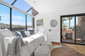 2 bedrooms, desk, iron/ironing board, free WiFi - Sunny & Modern Home In Venice Beach! (Marina del Rey)