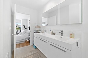 Jetted tub, hair dryer, towels, soap - Sunny & Modern Home In Venice Beach! (Marina del Rey)