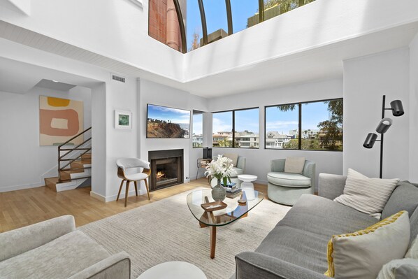 Smart TV, fireplace, stereo - Sunny & Modern Home In Venice Beach! (Marina del Rey)