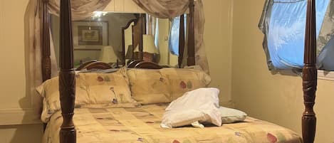 4 bedrooms, iron/ironing board, WiFi