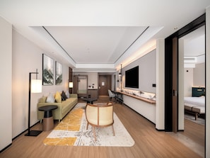Deluxe Suite, 1 King Bed | Living room
