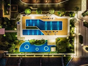 Seasonal outdoor pool - Hilton Garden Inn Zhangjiajie Wulingyuan (Zhangjiajie)