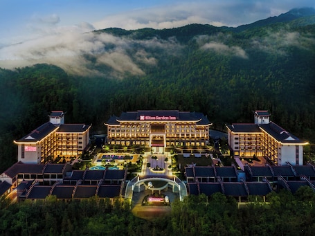 Exterior. Hilton Garden Inn Zhangjiajie Wulingyuan