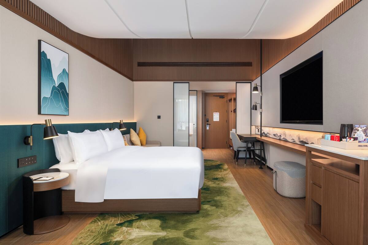 Deluxe Room, 1 King Bed (High Floor) | Down duvets, blackout curtains, soundproofing, free cots/infant beds
