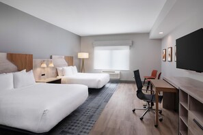 Kamar Standar, 2 Tempat Tidur Queen, akses difabel, dapur kecil | Meja kerja, ruang kerja ramah laptop, dan tirai kedap cahaya
