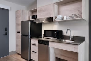 Escritorio, espacio para trabajar con laptop y cortinas blackout 