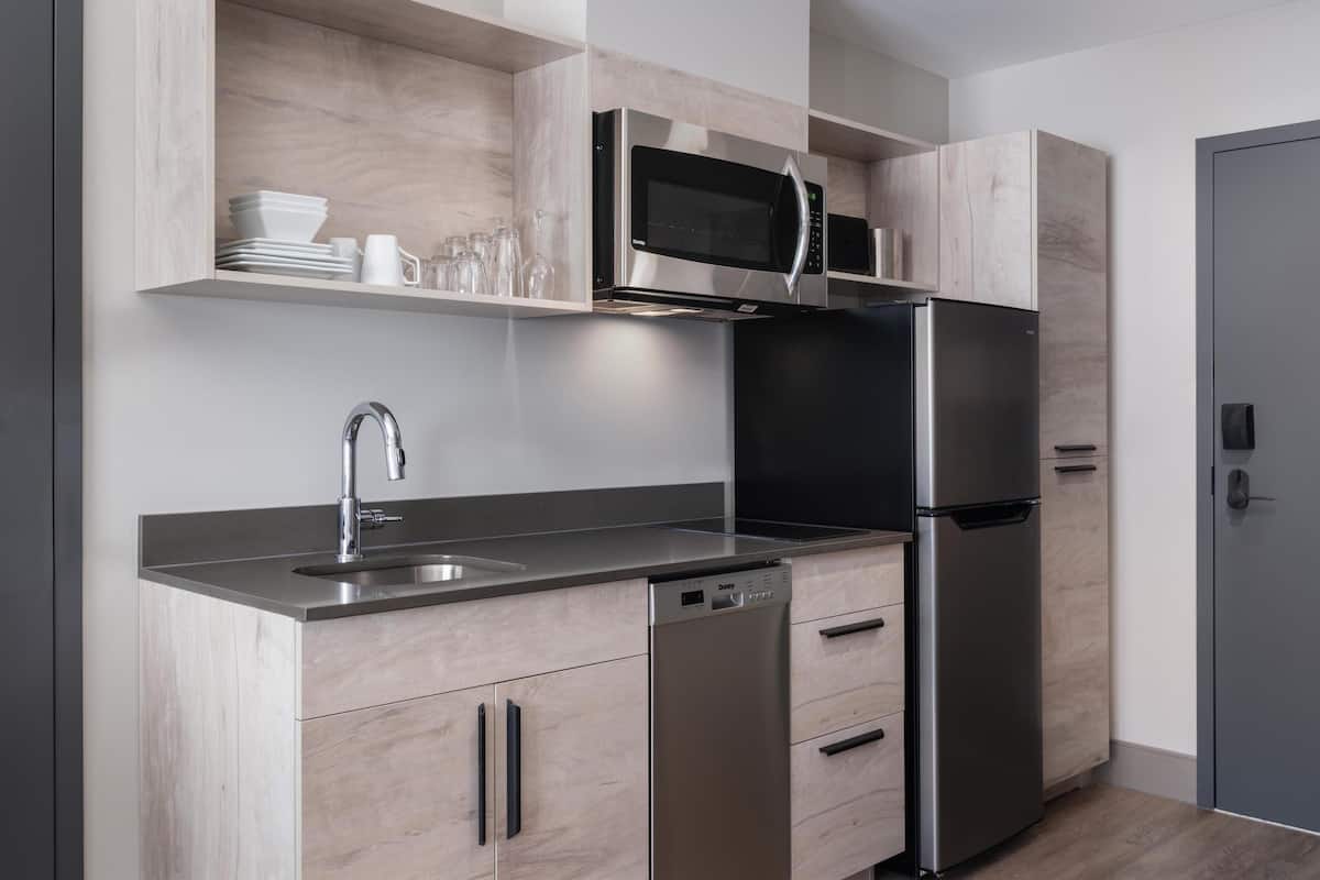 Habitación estándar, 1 cama King size, para no fumadores, cocineta (Shower Only) | Cocineta privada | Refrigerador con congelador, microondas y parrilla de estufa