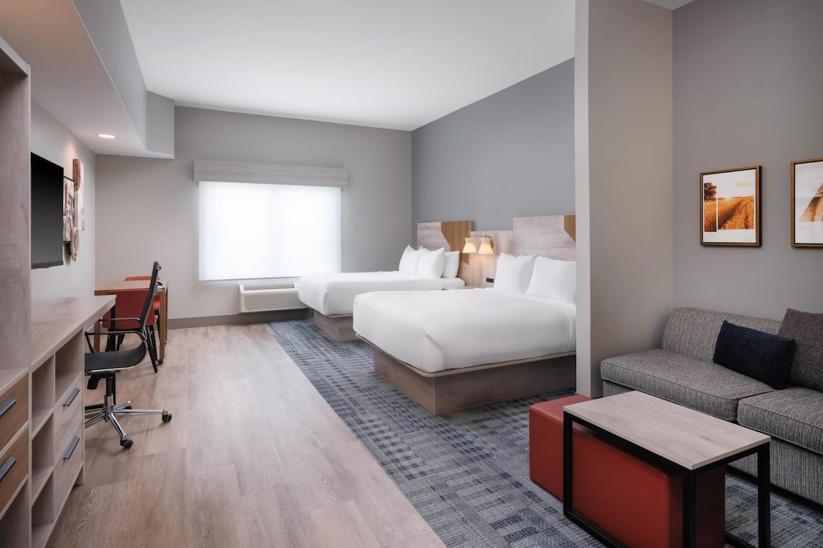 Suite, 2 camas Queen size, para no fumadores, cocineta (Shower Only;Larger Room;with Sofabed) | Escritorio, espacio para trabajar con laptop y cortinas blackout