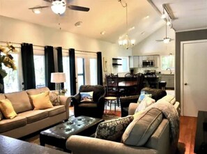 Living area - Unwind at Bear Pause, located right at Wintergreen Resort. (Wintergreen Resort)