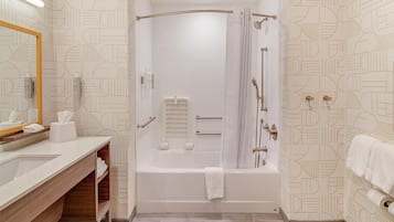 Ein modernes Badezimmer mit Badewanne, Dusche und Waschtisch.