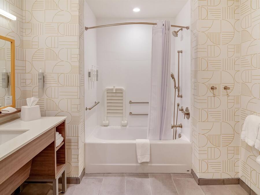 Ein modernes Badezimmer mit Badewanne, Dusche und Waschtisch.