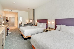 Caja de seguridad en la habitación y tabla de planchar con plancha