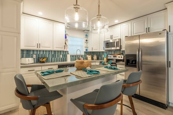 Fridge, microwave, oven, stovetop - Pet Friendly / Hot Tub / Close to Everything (Key West)